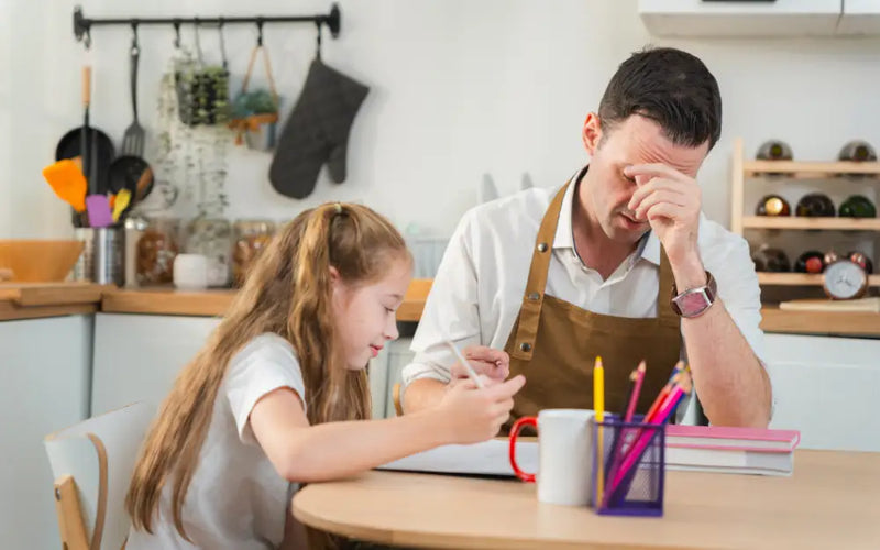 Aider son enfant sans faire ses devoirs à sa place : la bonne posture