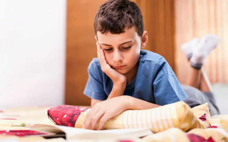 Mon enfant confond certaines lettres en lisant : la méthode pour l'aider