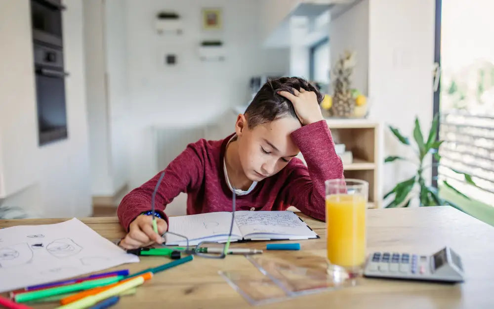 Mon enfant pleure devant ses devoirs : que faire ?